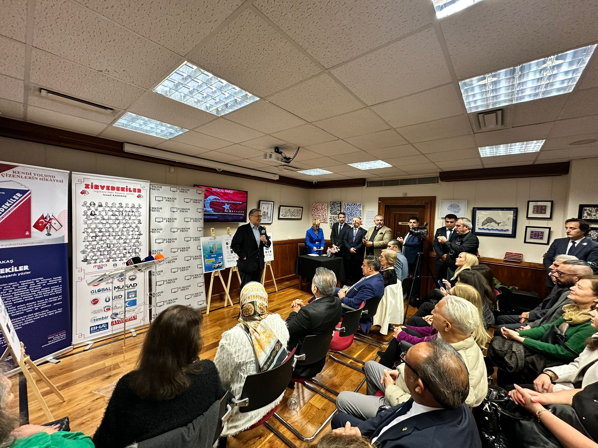 'Zirvedekiler' Lansmanı Lonra'da Yoğun İlgi Gördü