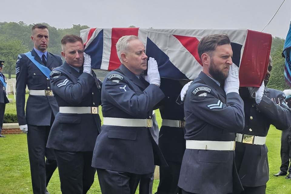 Yorkshirelı Pilot, Ölümünün 86. Yıldönümünde Fransa'da Toprağa Verildi