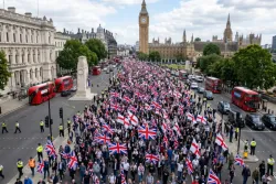 Londra Polisi'nden Tommy Robinson Protestosunda Bir İlk: Canlı Yüz Tanıma Devrede!