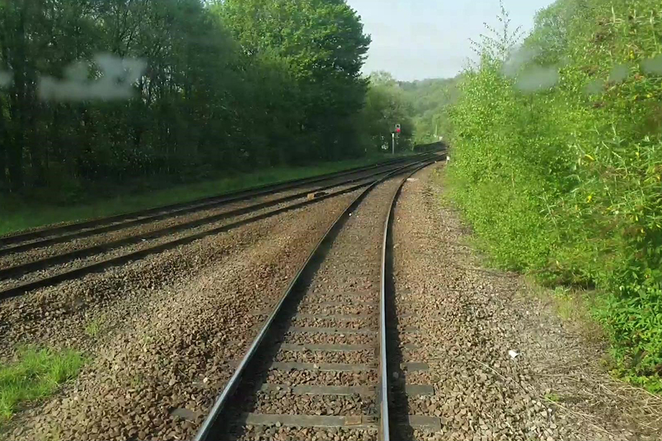 Todmorden'da Tehlikeli Olay: Yolcu Treni Kontrolden Çıktı